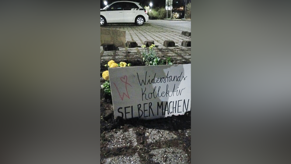 Pflaster weg, Blumen und Schilder da: So hinterließen die Aktivisten einen Parkplatz an der Universität. Pflaster weg, Blumen und Schilder da: So hinterließen die Aktivisten einen Parkplatz an der Universität.