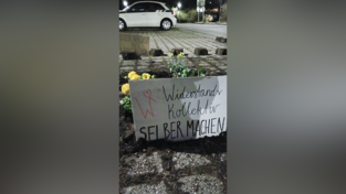 Pflaster weg, Blumen und Schilder da: So hinterließen die Aktivisten einen Parkplatz an der Universität. Pflaster weg, Blumen und Schilder da: So hinterließen die Aktivisten einen Parkplatz an der Universität.