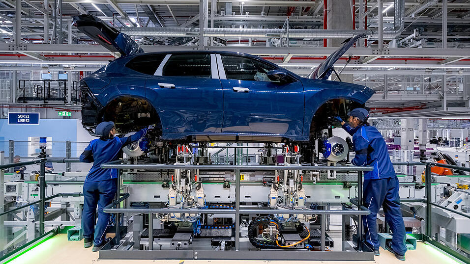 In der Montage finden alle Komponenten zusammen. Am Ende rollt ein fertiger BMW vom Band. In der Montage finden alle Komponenten zusammen. Am Ende rollt ein fertiger BMW vom Band.