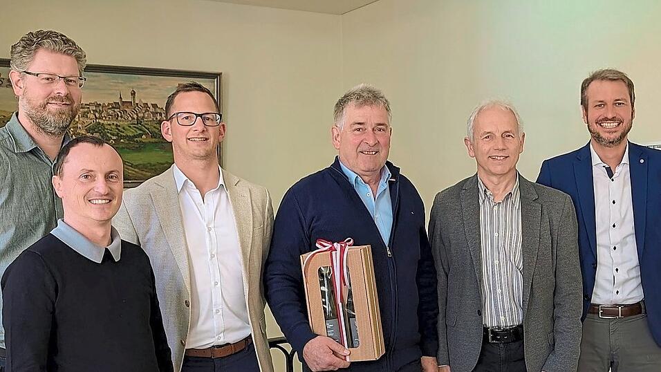 Zum Abschied bedankten sich bei G&uuml;nter Hofbauer (3.v.r.) Michael Schmidt-Ramsin (v.l.), Robert Damb&ouml;ck, Patrick Edenhofer, Thomas Merkl und Matthias Kohlmayer.