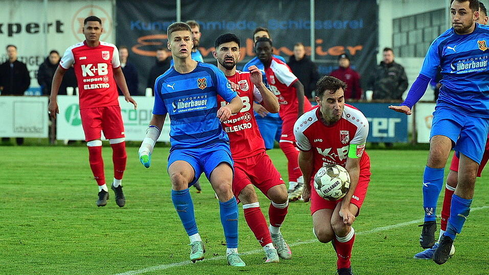 Die Rodinger um ihren Kapit&auml;n Tobias Ederer (in rot, mit Hand am Ball) werden wie beim 2:0-Hinspielerfolg alles reinwerfen m&uuml;ssen, um sich die Chance auf den Klassenerhalt vorerst noch aufrecht zu erhalten.