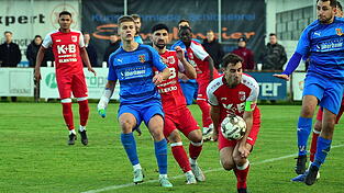 Die Rodinger um ihren Kapit&auml;n Tobias Ederer (in rot, mit Hand am Ball) werden wie beim 2:0-Hinspielerfolg alles reinwerfen m&uuml;ssen, um sich die Chance auf den Klassenerhalt vorerst noch aufrecht zu erhalten.