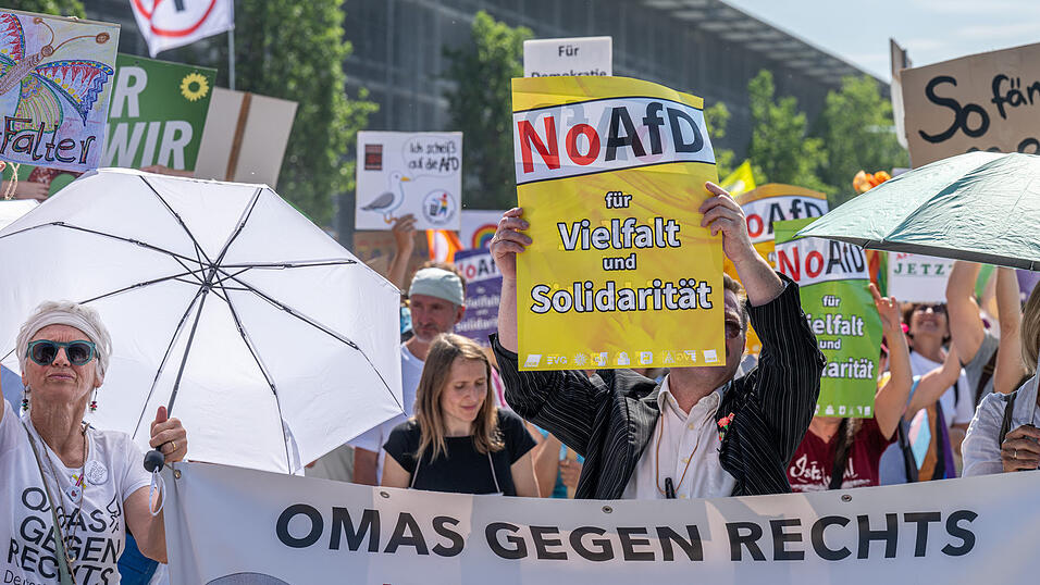 Menschen protestieren gegen den Landesparteitag der AfD Bayern. Menschen protestieren gegen den Landesparteitag der AfD Bayern.
