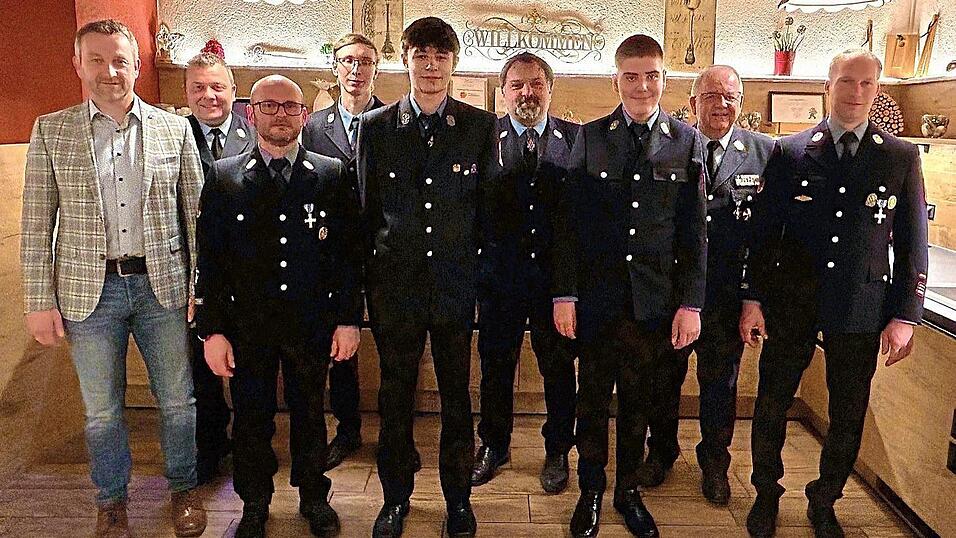Ehrungen im aktiven Bereich: Bürgermeister Gerhard Mühlbauer, KBM Konrad Kellner, Vorsitzender Michael Klingseisen, Stephan Rank, Jakob Vogl, Martina Schreiner, Markus Mähler, Ehren-KBM Josef Pritzl und Kommandant Johannes Altmann (v.l.) Ehrungen im aktiven Bereich: Bürgermeister Gerhard Mühlbauer, KBM Konrad Kellner, Vorsitzender Michael Klingseisen, Stephan Rank, Jakob Vogl, Martina Schreiner, Markus Mähler, Ehren-KBM Josef Pritzl und Kommandant Johannes Altmann (v.l.)
