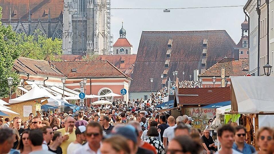 Beim Bürgerfest 2023 tummelten sich Zehntausende Besucherinnen und Besucher in Regensburgs Straßen und Gassen. Beim Bürgerfest 2023 tummelten sich Zehntausende Besucherinnen und Besucher in Regensburgs Straßen und Gassen.