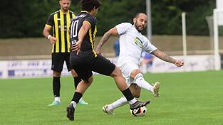 SVL-Flügelflitzer Dominik Weiß (weißes Trikot) besorgte zuletzt das späte Siegtor zum 3:2-Erfolg in Tegernheim. Das Heimduell gegen Kosova Regensburg würden er und seine Teamkollegen sicher gerne weniger spannend gestalten.