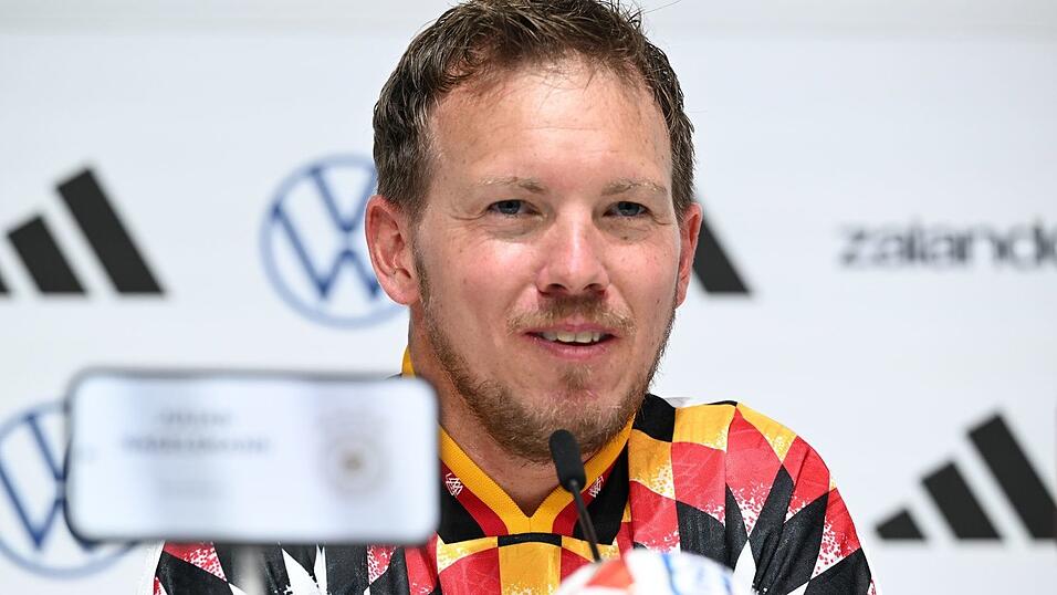 Julian Nagelsmann spricht bei der Pressekonferenz.