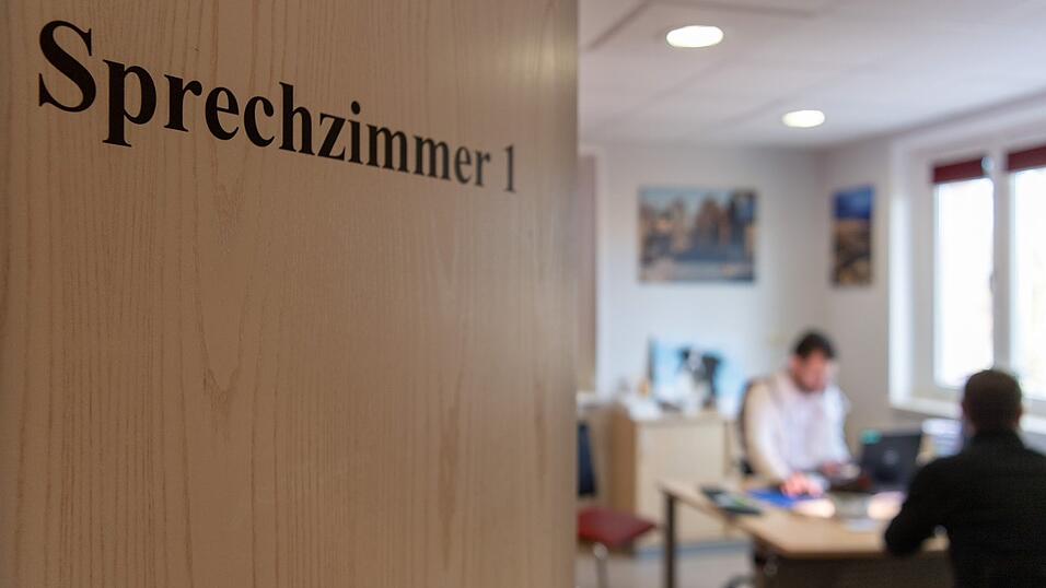 Statt dem Wohl der Patienten stehe bei aufgekaufte Arztpraxen meist die Wirtschaftlichkeit im Vordergrund, lautet die Kritik. Statt dem Wohl der Patienten stehe bei aufgekaufte Arztpraxen meist die Wirtschaftlichkeit im Vordergrund, lautet die Kritik.