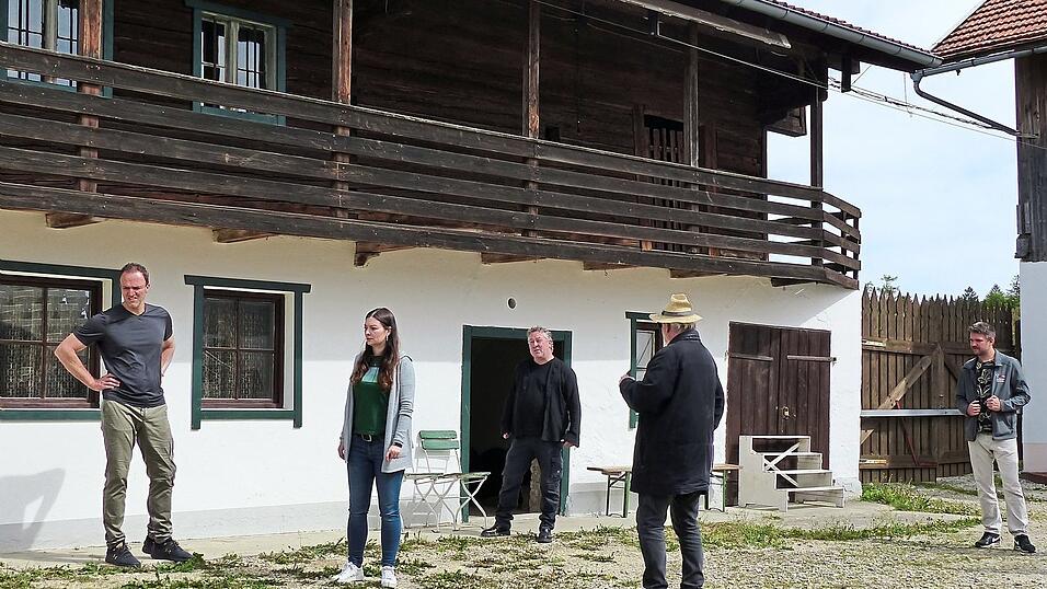 Probenarbeit auf dem Theaterhof.