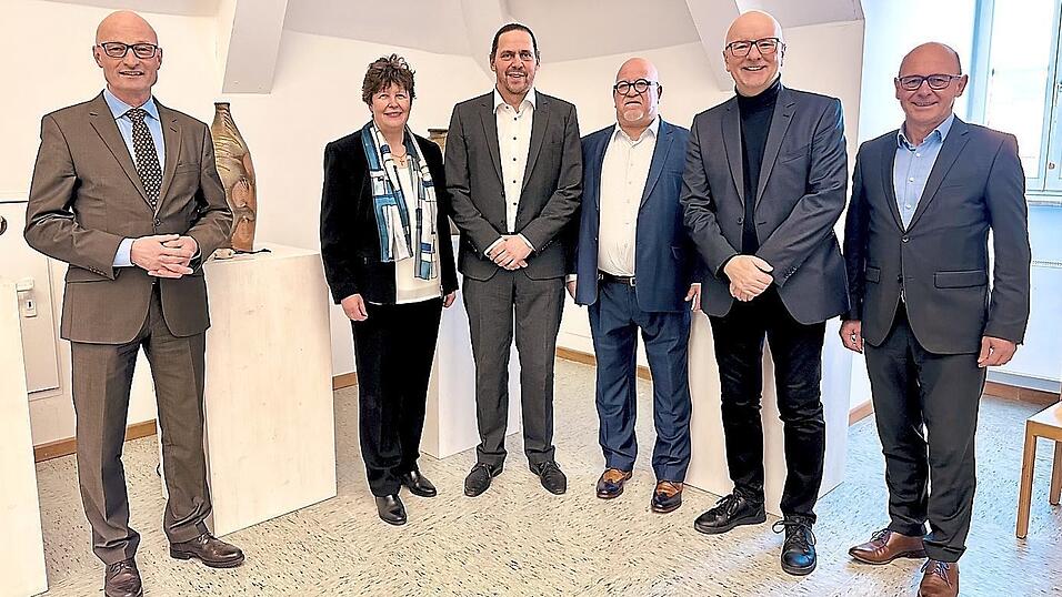 Ralf Reiner (von links), Bereichsleiter Schulen, Maria Sommerer, Sachgebietsleiterin Gewerbliche und kaufm&auml;nnische berufliche Schulen (beide Regierung von Niederbayern), Markus Rusch, Konrektor Rudolf Schepp, OB Alexander Putz und der stellvertretende Landrat Sebastian Hutzenthaler