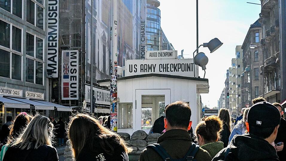Touristen sind am Kontrollhaus am Checkpoint Charlie vor dem «Mauermuseum - Museum Haus am Checkpoint Charlie» zu sehen. (Archivbild)