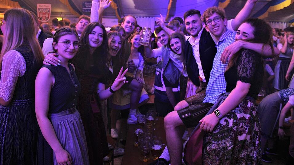 Beste Stimmung im Festzelt. Beste Stimmung im Festzelt.