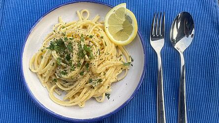 Jede einzelne Nudel ist von einer fruchtig-würzigen Creme überzogen. Das richtige Timing und Geduld sind bei der Zubereitung das A und O.