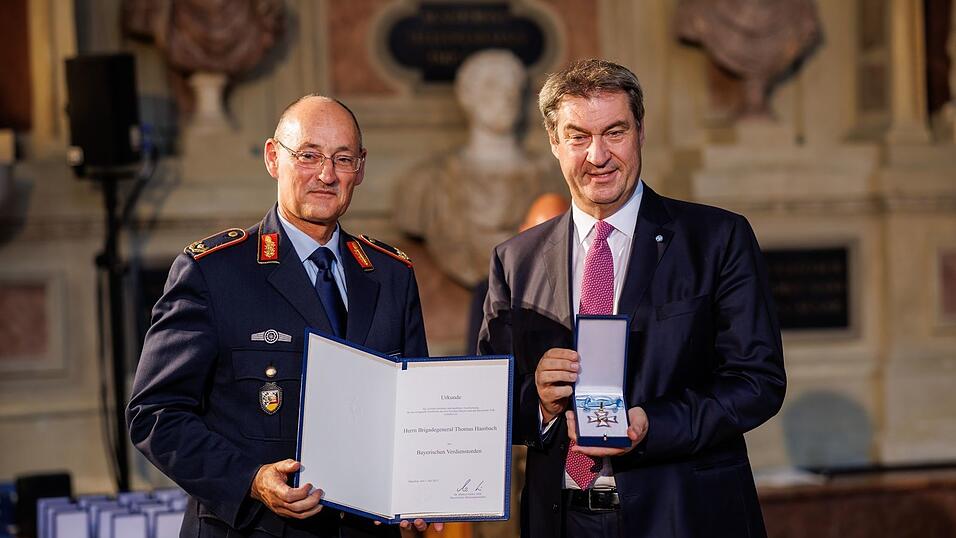Die Nachricht dürfte Bayerns Ministerpräsidenten Söder (rechts) ebenso freuen, wie Brigadegeneral Hambach: Das Landeskommando Bayern bleibt in seiner etablierten Struktur erhalten. (Archivbild) Die Nachricht dürfte Bayerns Ministerpräsidenten Söder (rechts) ebenso freuen, wie Brigadegeneral Hambach: Das Landeskommando Bayern bleibt in seiner etablierten Struktur erhalten. (Archivbild)