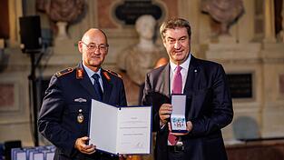 Die Nachricht dürfte Bayerns Ministerpräsidenten Söder (rechts) ebenso freuen, wie Brigadegeneral Hambach: Das Landeskommando Bayern bleibt in seiner etablierten Struktur erhalten. (Archivbild) Die Nachricht dürfte Bayerns Ministerpräsidenten Söder (rechts) ebenso freuen, wie Brigadegeneral Hambach: Das Landeskommando Bayern bleibt in seiner etablierten Struktur erhalten. (Archivbild)