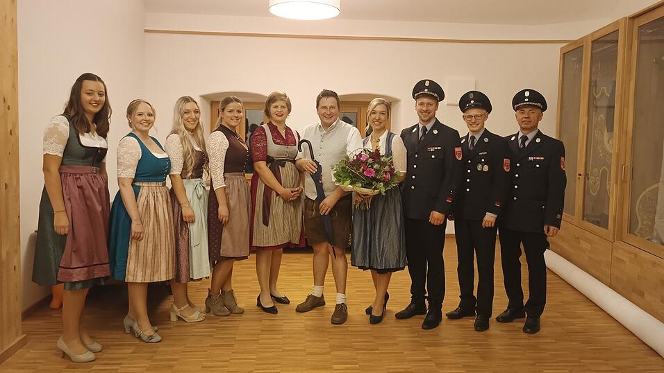 Schirmherr und Bürgermeister Andreas Eckl (6.v.l.) mit Jubiläumsbandträgerin für die Jugendfeuerwehr Svenja Hölzl (v.l.), Patenbraut der Ruhmannsdorfer Feuerwehr Verena Ziselsberger, Trauerbandträgerin Carina Sobania, Festmutter Karin Fraundorfner-Laumer, seiner Ehefrau Manuela Eckl, den beiden Festleitern Vorsitzendem Martin Heiland und Timo Ziselsberger sowie zweitem Vorsitzenden Michael Holzapfel. Fotos: Lisa Brem