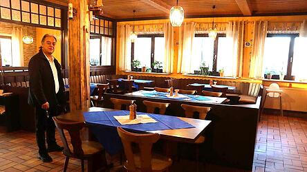 Vassilios Tsekouras, der neue Inhaber des &bdquo;El Greco&ldquo;, in seiner Gaststube, eine knappe Stunde vor der Wiederer&ouml;ffnung am Donnerstagabend.