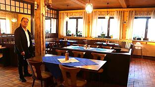 Vassilios Tsekouras, der neue Inhaber des &bdquo;El Greco&ldquo;, in seiner Gaststube, eine knappe Stunde vor der Wiederer&ouml;ffnung am Donnerstagabend.