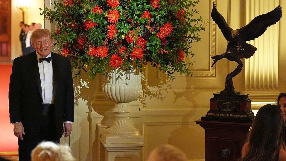 Trump enth&uuml;llt eine Adlerskulptur als Geschenk f&uuml;r Xi.