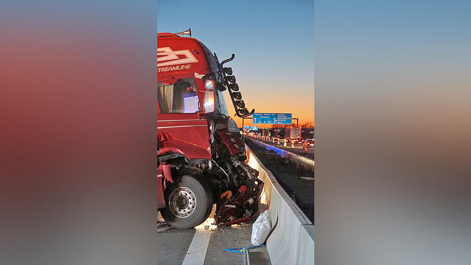 Die Zugmaschine donnerte in eine Betonschutzwand. Der Fahrer blieb bei diesem Unfall unverletzt.