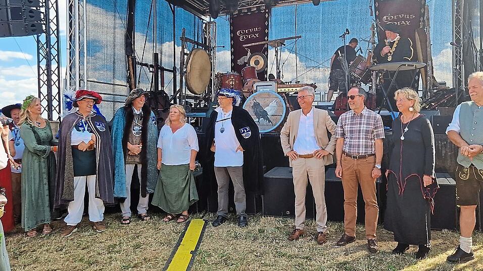 B&uuml;rgermeister und Landvogt J&uuml;rgen Roith (M.) mit Landrat Bernd Sibler (4.v.r.) und einigen Puchberger Rittern als einstigen Burgherren.