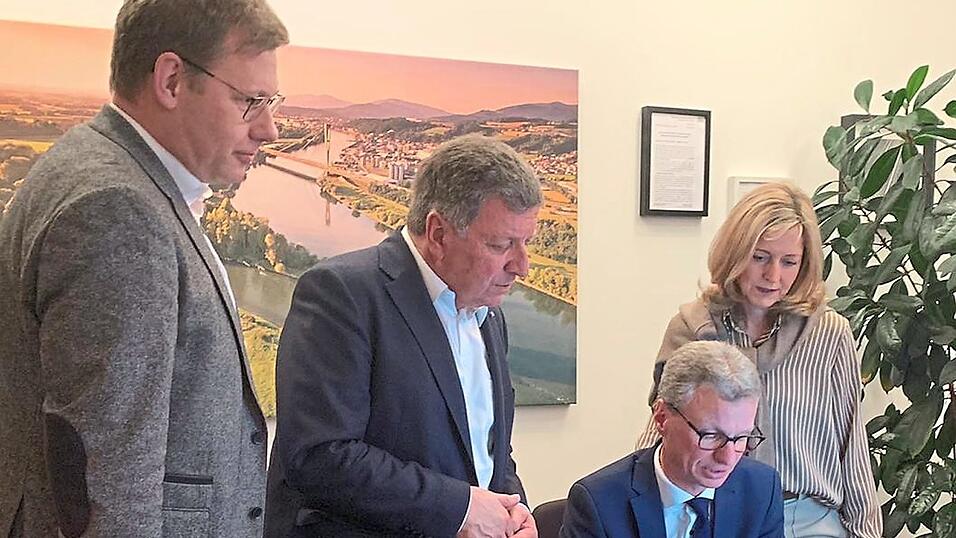 Gemeinsam mit Bernd Sibler (2.v.r.) und seiner Frau Michaela warten MdB Thomas Erndl und Minister Christian Bernreiter darauf, dass auch der letzte Briefwahlbezirk in Plattling endlich ausgezählt ist. Gemeinsam mit Bernd Sibler (2.v.r.) und seiner Frau Michaela warten MdB Thomas Erndl und Minister Christian Bernreiter darauf, dass auch der letzte Briefwahlbezirk in Plattling endlich ausgezählt ist.