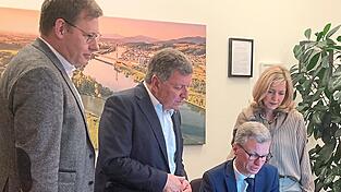 Gemeinsam mit Bernd Sibler (2.v.r.) und seiner Frau Michaela warten MdB Thomas Erndl und Minister Christian Bernreiter darauf, dass auch der letzte Briefwahlbezirk in Plattling endlich ausgez&auml;hlt ist.