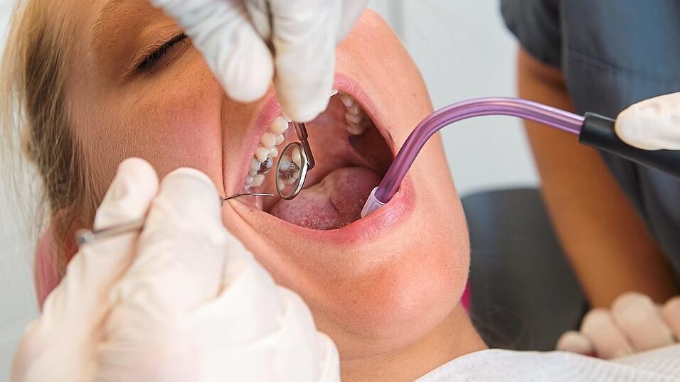 Da Zahnarztpraxen in Großbritannien aufgrund der Corona-Krise geschlossen sind, müssen die Briten selber ran. Da Zahnarztpraxen in Großbritannien aufgrund der Corona-Krise geschlossen sind, müssen die Briten selber ran.