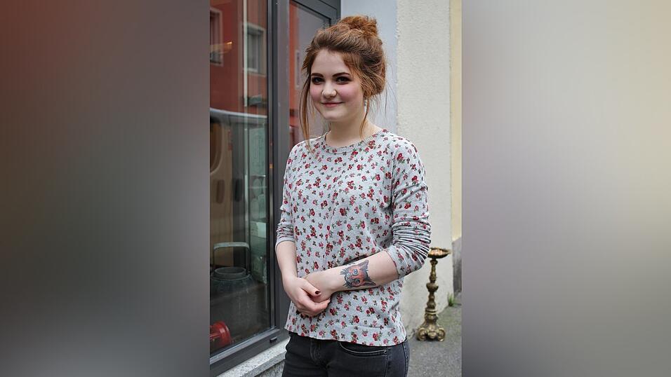 Patricia kommt aus Regensburg. Seit gut einem Jahr arbeitet sie als Tätowiererin. Patricia kommt aus Regensburg. Seit gut einem Jahr arbeitet sie als Tätowiererin.