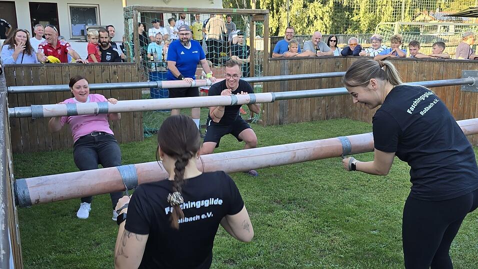 Gar nicht so einfach, als „Kickermännchen“ auf dem Platz zu stehen.
