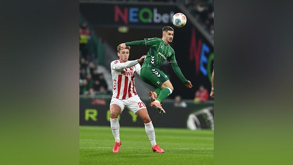 Bremens Romano Schmid (r) geht artistisch zum Ball, der Kölner Sebastian Sebulonsen schaut gebannt zu. Bremens Romano Schmid (r) geht artistisch zum Ball, der Kölner Sebastian Sebulonsen schaut gebannt zu.