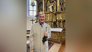 Michael Kienberger mit seinem eigenen Kirchenschl&uuml;ssel. In der Schl&uuml;sselzentrale in Straubing h&auml;tten sie ihm den nachmachen lassen, erz&auml;hlt er.