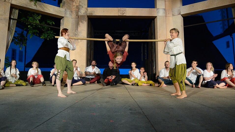 In der Pause hatte die Showtanzgruppe 'Flip Flops' Zeit, ihr ganzes Können zu präsentieren. (Fotos: Ulli Scharrer) In der Pause hatte die Showtanzgruppe 'Flip Flops' Zeit, ihr ganzes Können zu präsentieren. (Fotos: Ulli Scharrer)