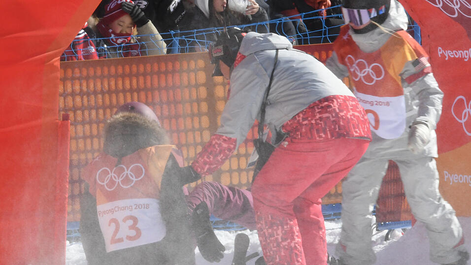 Silvia Mittermüller wird während des Training nach einer Verletzung am Knie medizinisch versorgt. Sie konnte im Slopestyle-Finale nicht mehr antreten. Silvia Mittermüller wird während des Training nach einer Verletzung am Knie medizinisch versorgt. Sie konnte im Slopestyle-Finale nicht mehr antreten.