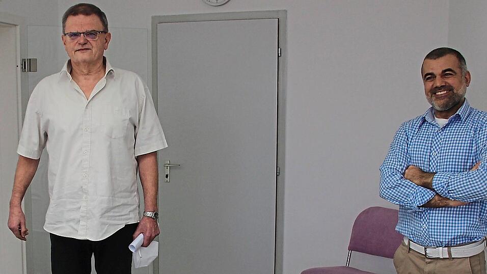Günther Stoffls (links) Großvater hat die Praxis in der Böhmerstraße einst gegründet. Er selbst hat sie von seinem Vater übernommen und 30 Jahre lang geführt. Heute gehört die Praxis Timo Nemani, den Stoffl seit 1. Februar als angestellter Zahnarzt unterstützt.