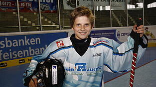 Ferdinand ist Stürmer bei der Schülermannschaft des IHC Atting. (Foto: Pfeffer) Ferdinand ist Stürmer bei der Schülermannschaft des IHC Atting. (Foto: Pfeffer)