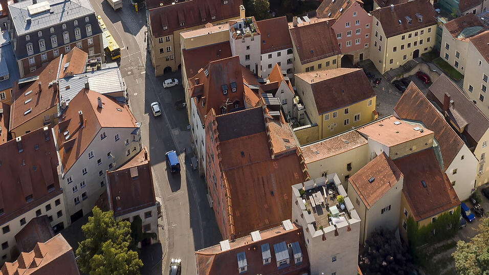Mehrfach wurde das Runtingerhaus (Mitte) mit der lachsfarbenen Hausfassade über die Jahrhunderte umgebaut. Heute nutzt es die Stadtverwaltung. Durch das Dach dringt derzeit Wasser ein. Mehrfach wurde das Runtingerhaus (Mitte) mit der lachsfarbenen Hausfassade über die Jahrhunderte umgebaut. Heute nutzt es die Stadtverwaltung. Durch das Dach dringt derzeit Wasser ein.