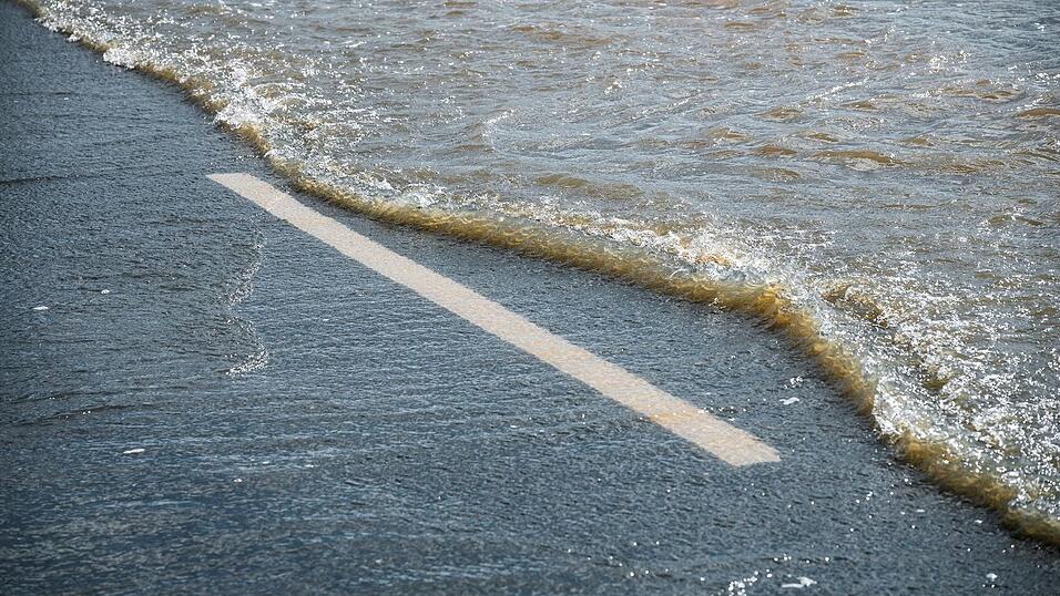 Bei Hochwasser der Meldestufe 2 k&ouml;nnen Hauptverkehrs- und Gemeindestra&szlig;en &uuml;berflutet werden. (Symbolbild)