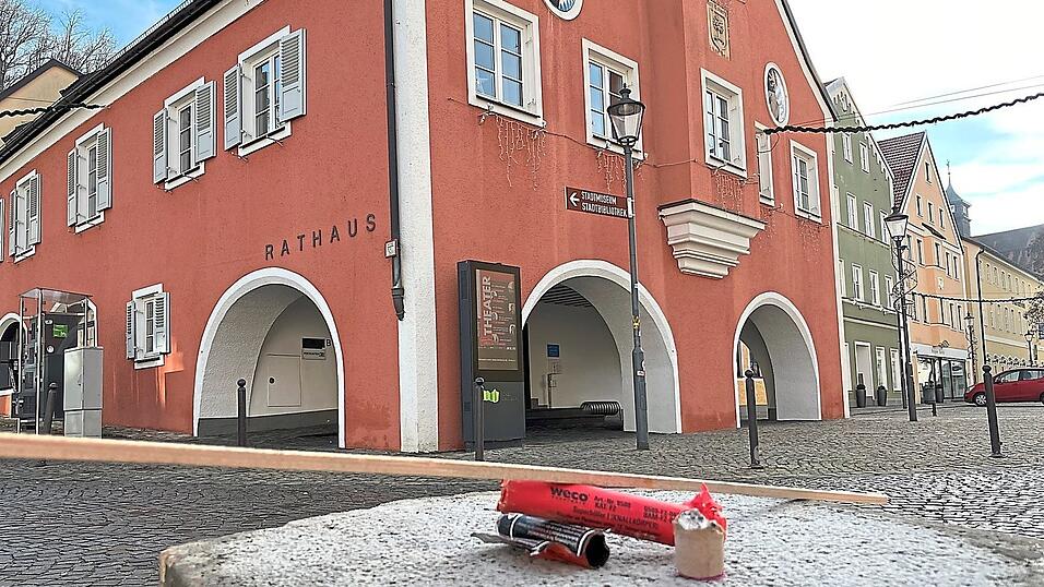Einen ruhigen Jahreswechsel erlebte die Stadt Mainburg. Bis auf wenige Reste haben die Bediensteten des st&auml;dtischen Bauhofs die Hinterlassenschaften der Silvesterknallerei am fr&uuml;hen Neujahrsmorgen beseitigt.