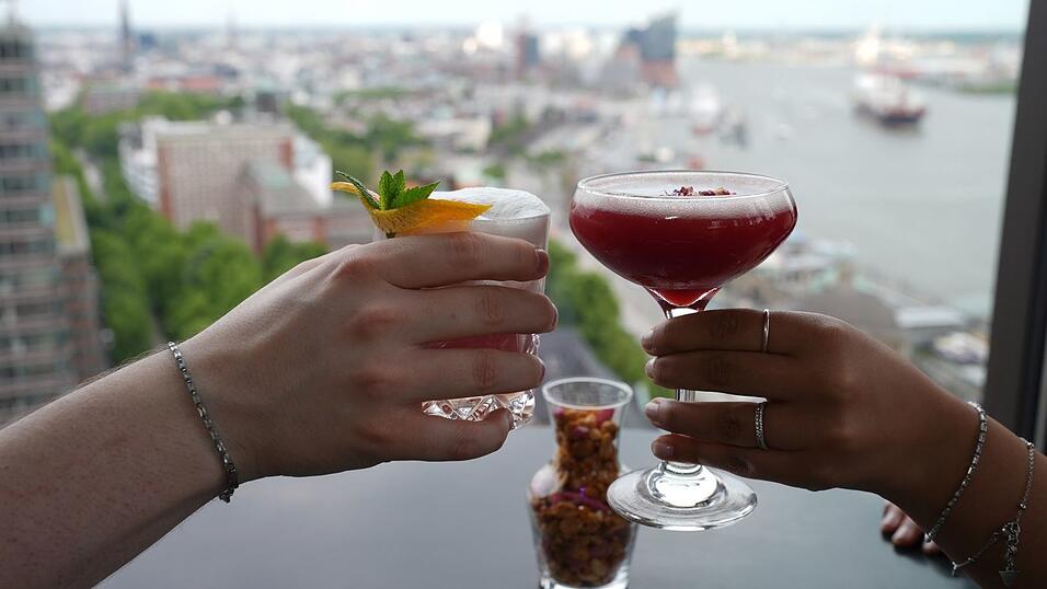 Prost mit Cocktails: Viele berichten einer Umfrage zufolge, dass sie weniger ausgehen und auch weniger ihre Freunde treffen angesichts der Inflation der letzten Jahre. Prost mit Cocktails: Viele berichten einer Umfrage zufolge, dass sie weniger ausgehen und auch weniger ihre Freunde treffen angesichts der Inflation der letzten Jahre.