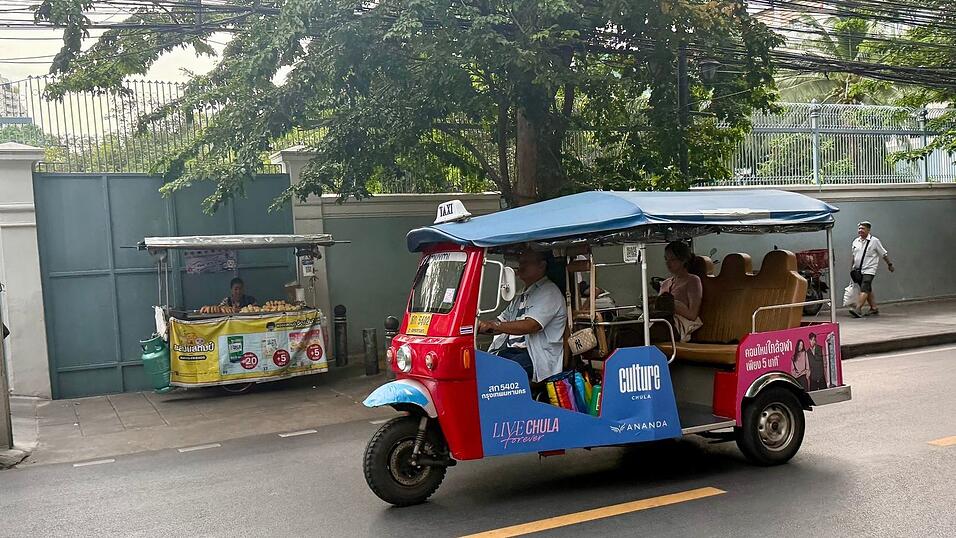 Elektro-Tuk-Tuks können mittlerweile per App gerufen werden. Elektro-Tuk-Tuks können mittlerweile per App gerufen werden.