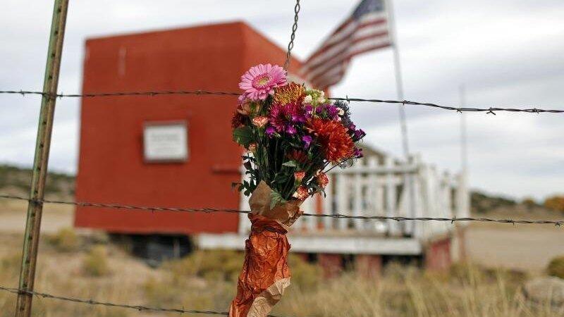 In Gedenken an die verstorbene Kamerafrau: Ein Blumenstrau&szlig; vor der Bonanza Creek Film Ranch.