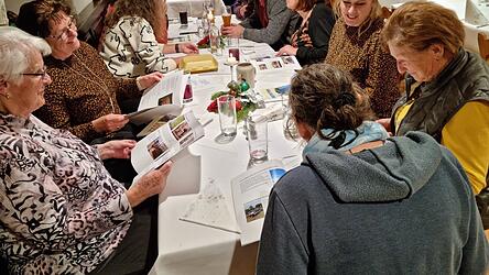 Die neue Kirchenchorzeitung war heiß begehrt.