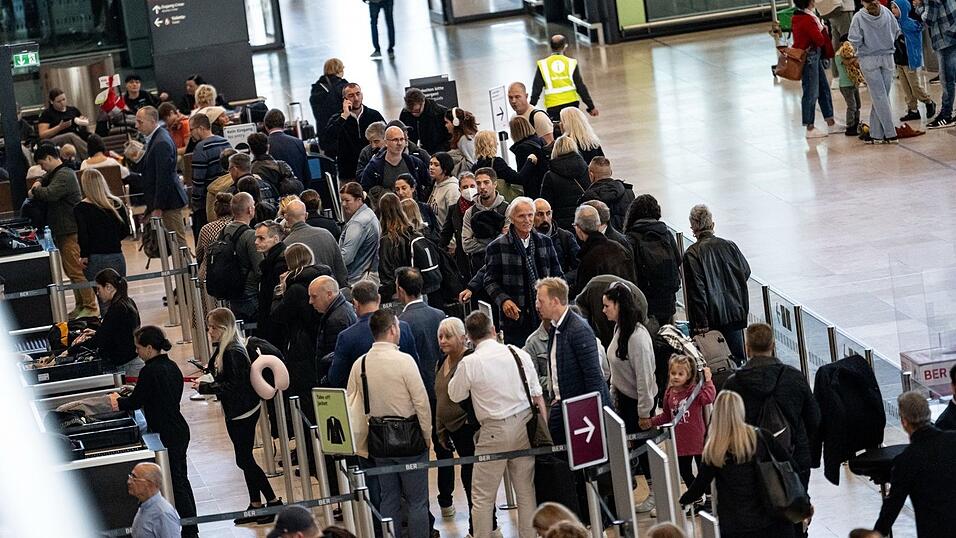 Passagiere müssen am Flughafen BER Geduld mitbringen. (Archivbild) Passagiere müssen am Flughafen BER Geduld mitbringen. (Archivbild)