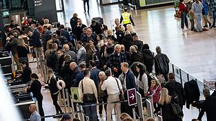 Passagiere müssen am Flughafen BER Geduld mitbringen. (Archivbild)