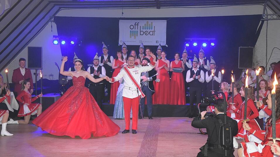 Mit Spannung wurde der erste Auftritt des neuen Prinzenpaars erwartet.