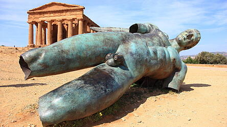Ein Schauplatz antiker Zerst&ouml;rung: Die zeitgen&ouml;ssische Ikarus-Skulptur des Bildhauers Igor Mitoraj liegt im &bdquo;Tal der Tempel&ldquo; am Rande der sizilianischen Stadt Agrigento. Hier, in der ehemaligen Stadt Akragas, besiegten die R&ouml;mer die Karthager nach monatelanger Belagerung im Ersten Punischen Krieg.
