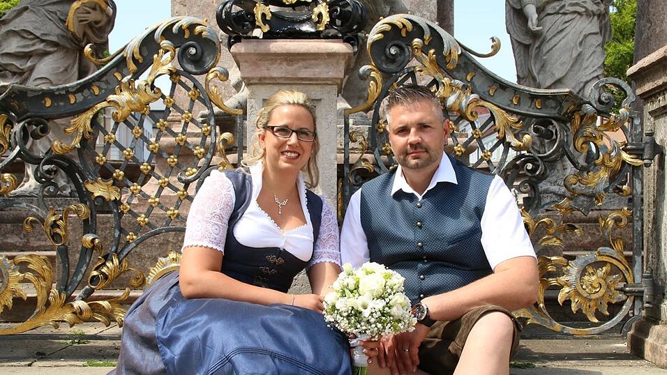 Tanja Klein-Forster und ihr Partner bei ihrer standesamtlichen Trauung am Straubinger Stadtplatz. Tanja Klein-Forster und ihr Partner bei ihrer standesamtlichen Trauung am Straubinger Stadtplatz.