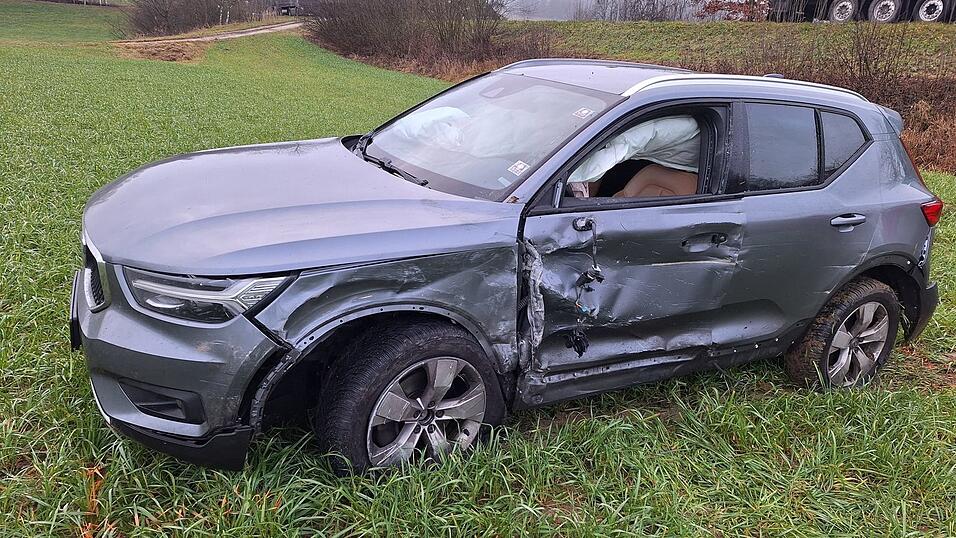 Beim Unfall auf der B 85 waren vier Fahrzeuge beteiligt. Beim Unfall auf der B 85 waren vier Fahrzeuge beteiligt.
