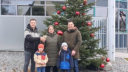 Die beiden Nikol&auml;use Florian Wieser (links) und Sebastian Reiser mit ihren beiden Kindern Maximilian und Ludwig zusammen mit der Elisabeth Ruf von der Kinder-Palliativ-Hilfe Niederbayern bei der Spenden&uuml;bergabe.